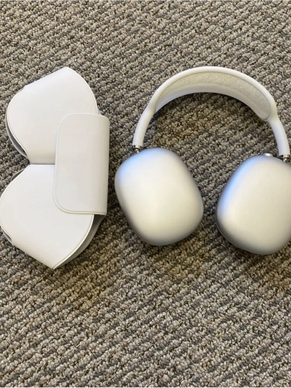 Apple AirPods Max Silver with White Smart Case